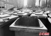 北京小區(qū)物業(yè)垃圾桶堵門，以新?lián)Q舊是好事，掃尾工作也要落實