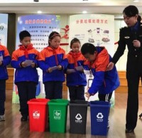 垃圾分類(lèi)進(jìn)校園，爭(zhēng)做環(huán)保小先鋒