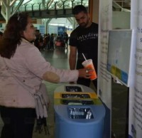 機場智能分類垃圾桶成網紅了