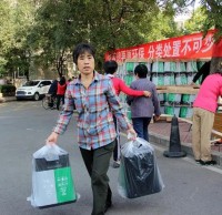 六圈村開展免費(fèi)發(fā)放分類垃圾桶活動(dòng)
