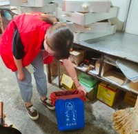 東山社區開展沿街商鋪分發可回收物分類垃圾桶活動