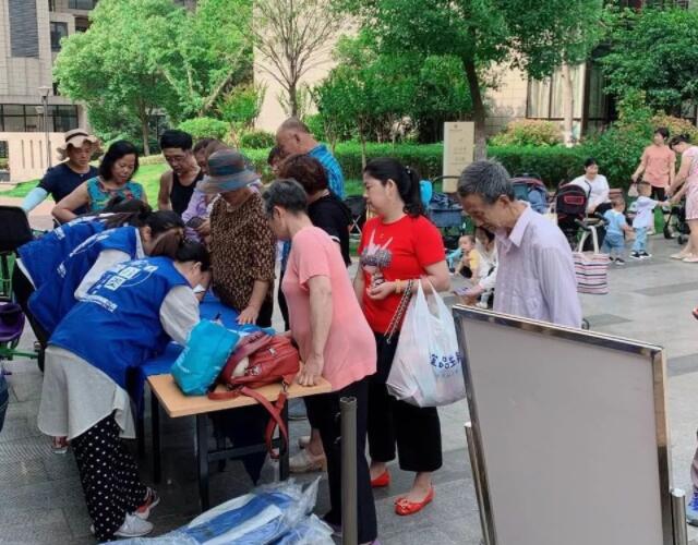 小區(qū)開(kāi)展垃圾分類宣傳1